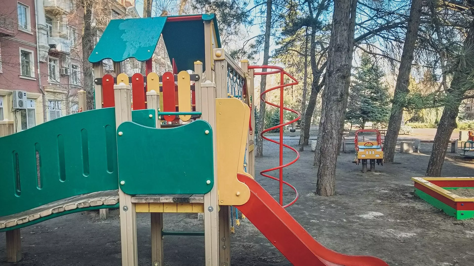 В поселках Тюменской области строят новые детские площадки