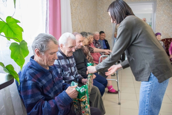 В Тюменской области пожилым людям будут помогать ещё 2000 волонтёров