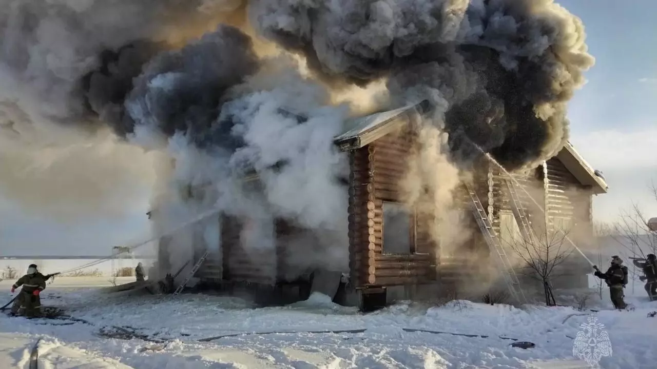 Под Тюменью сгорел строящийся двухэтажный дом