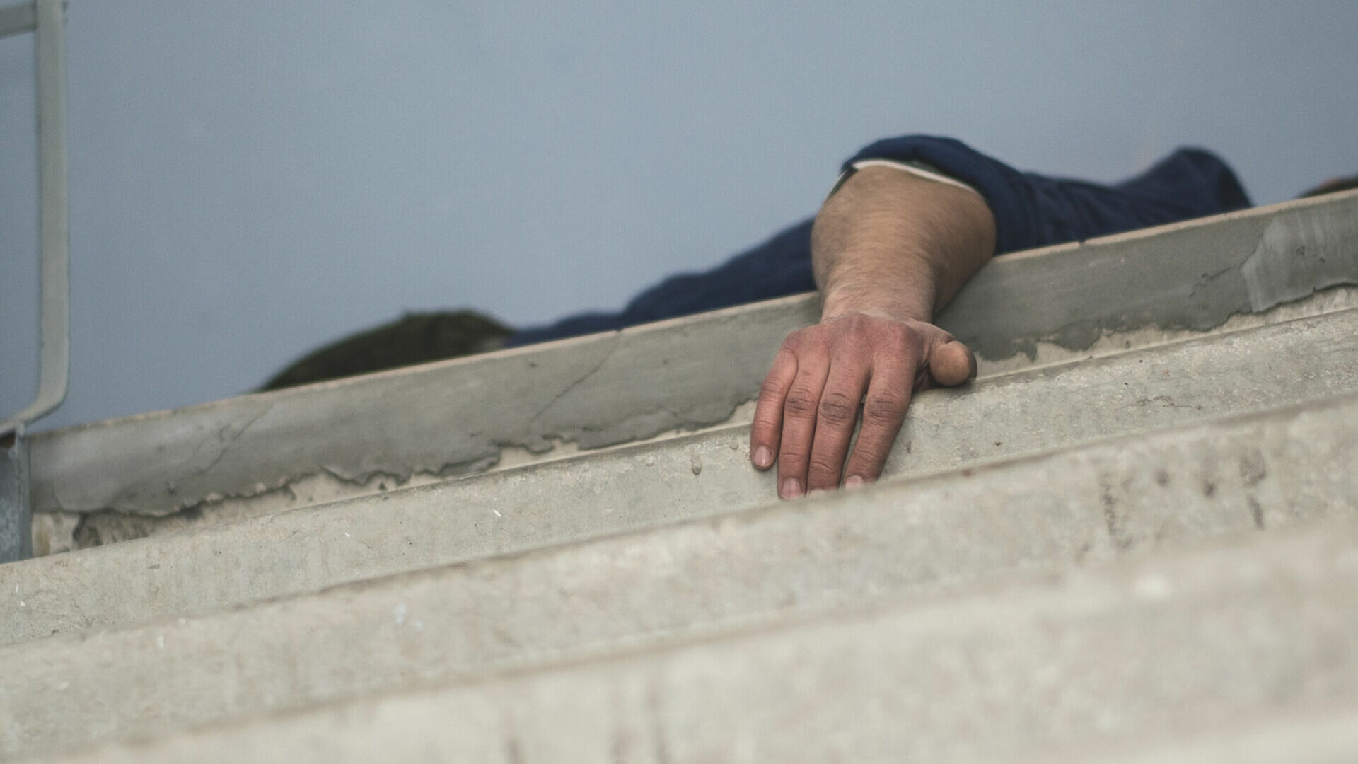 Мужчина упал с седьмого этажа по улице Широтной в Тюмени