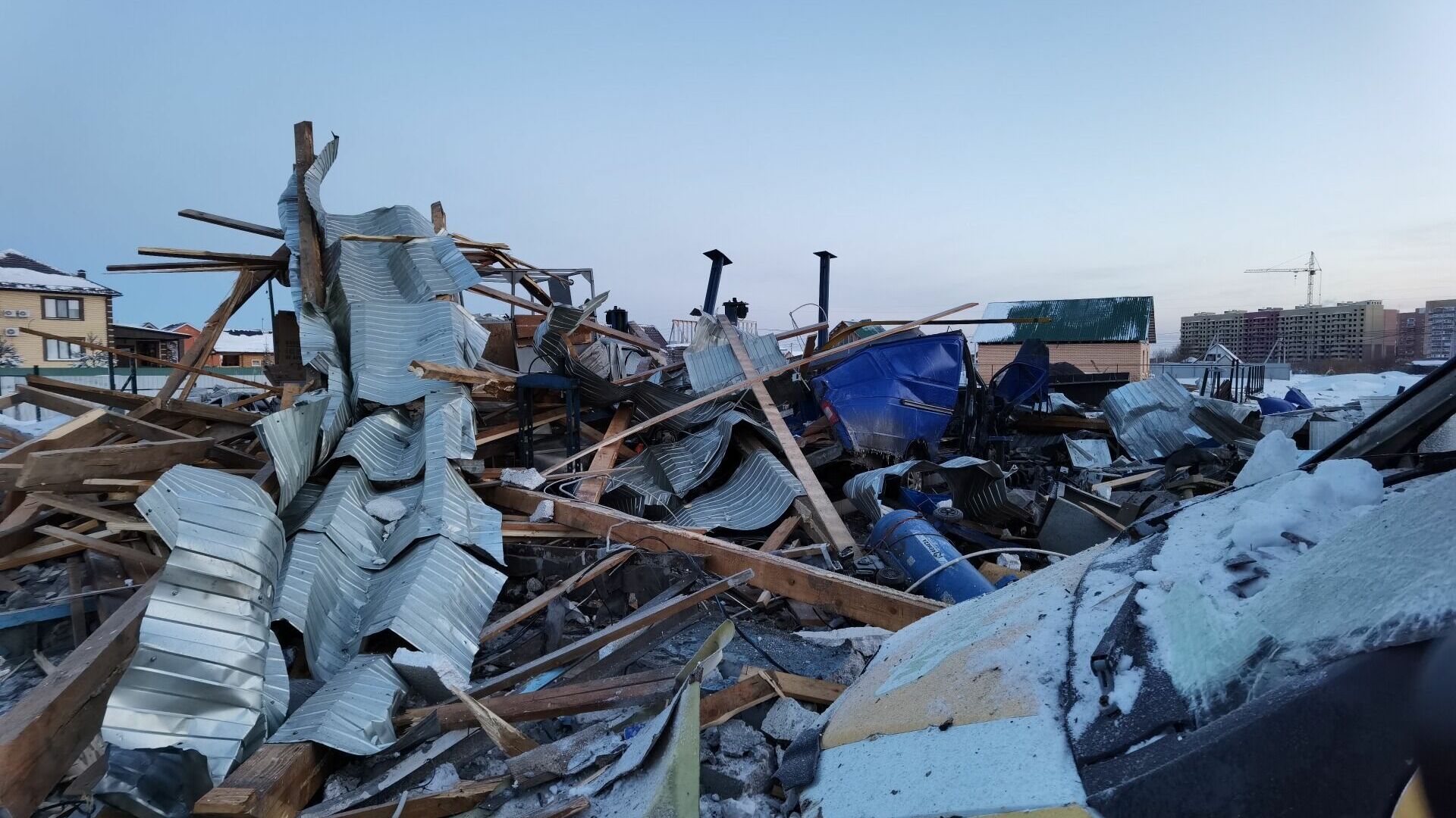 В Тюмени взрыв полностью разрушил здание СТО и выбил стекла окрестных домов