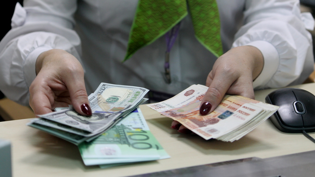 Обменники в Тюмени 17 марта не продают валюту и скупают евро за 50 рублей
