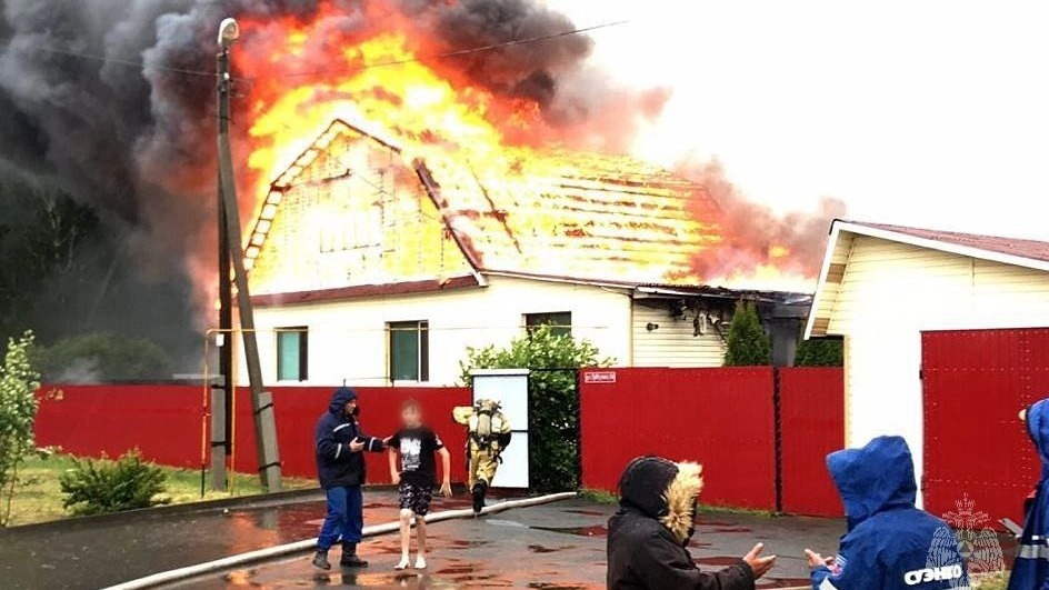 Ущерб значительный: в Ялуторовске загорелся дом и пристройки, из огня спасли юношу