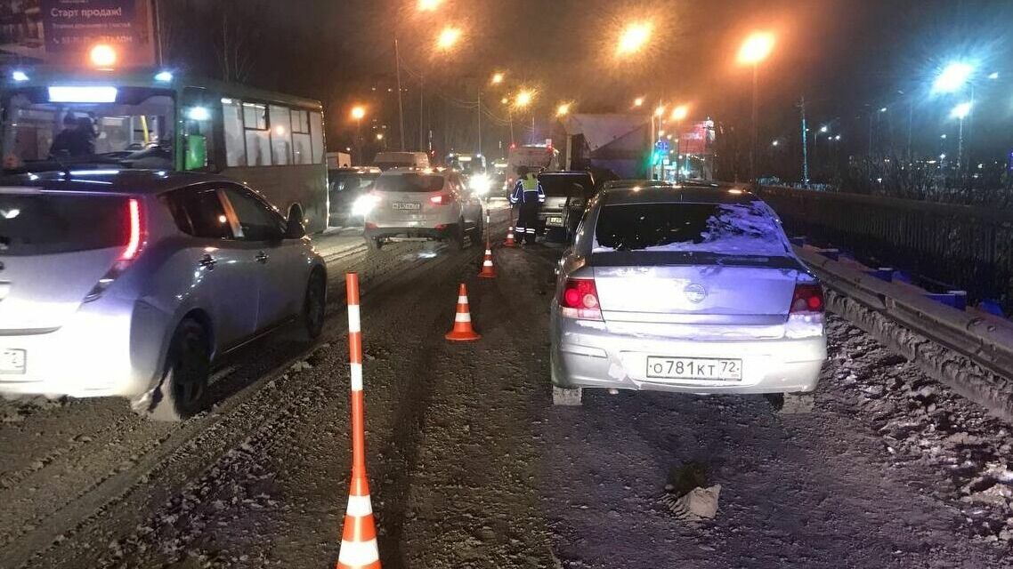 Массовая авария на Щербакова в Тюмени, столкнулись четыре машины