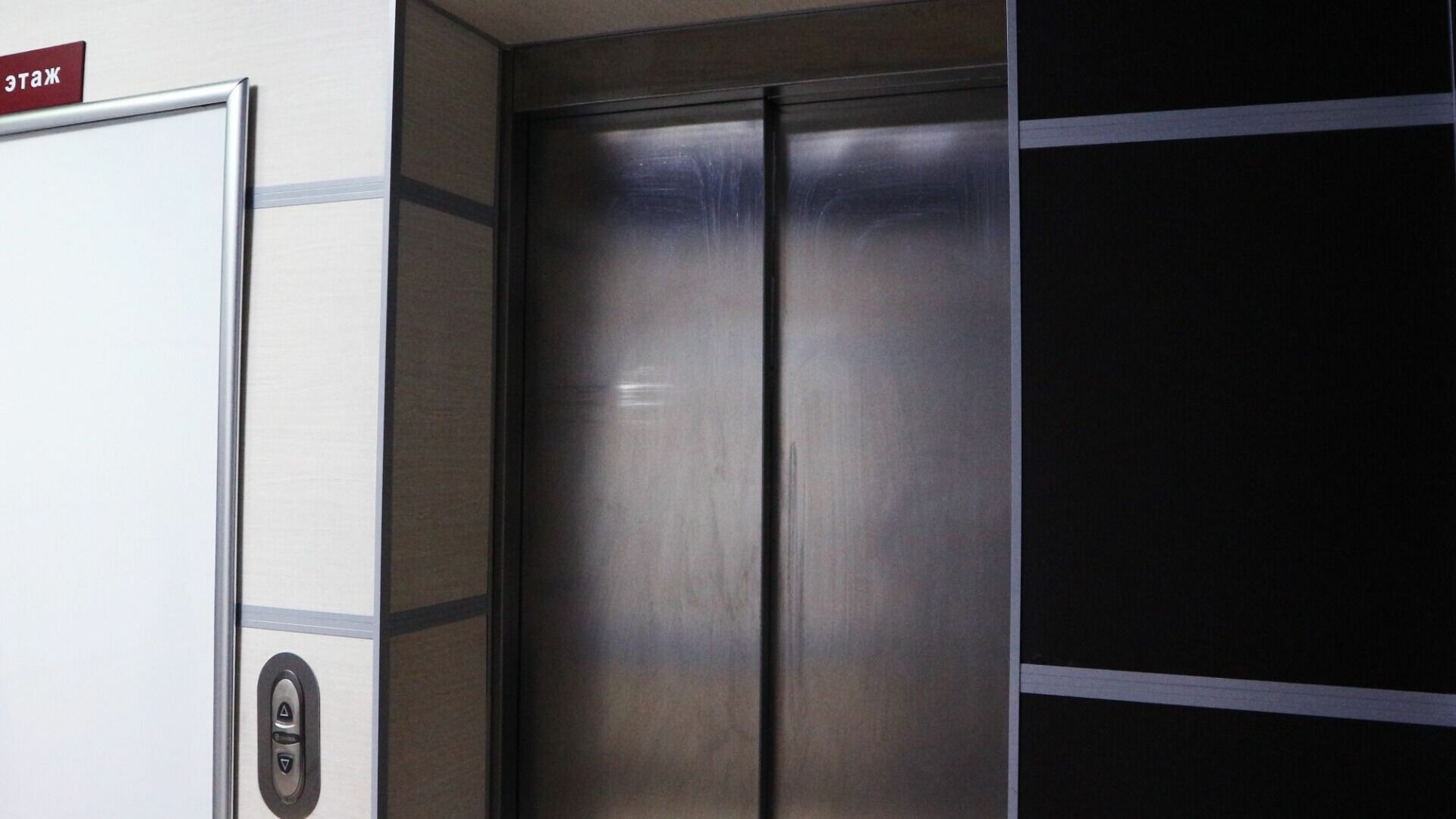 В тюменских многоэтажках «На Ватутина» почти год некорректно работает лифт