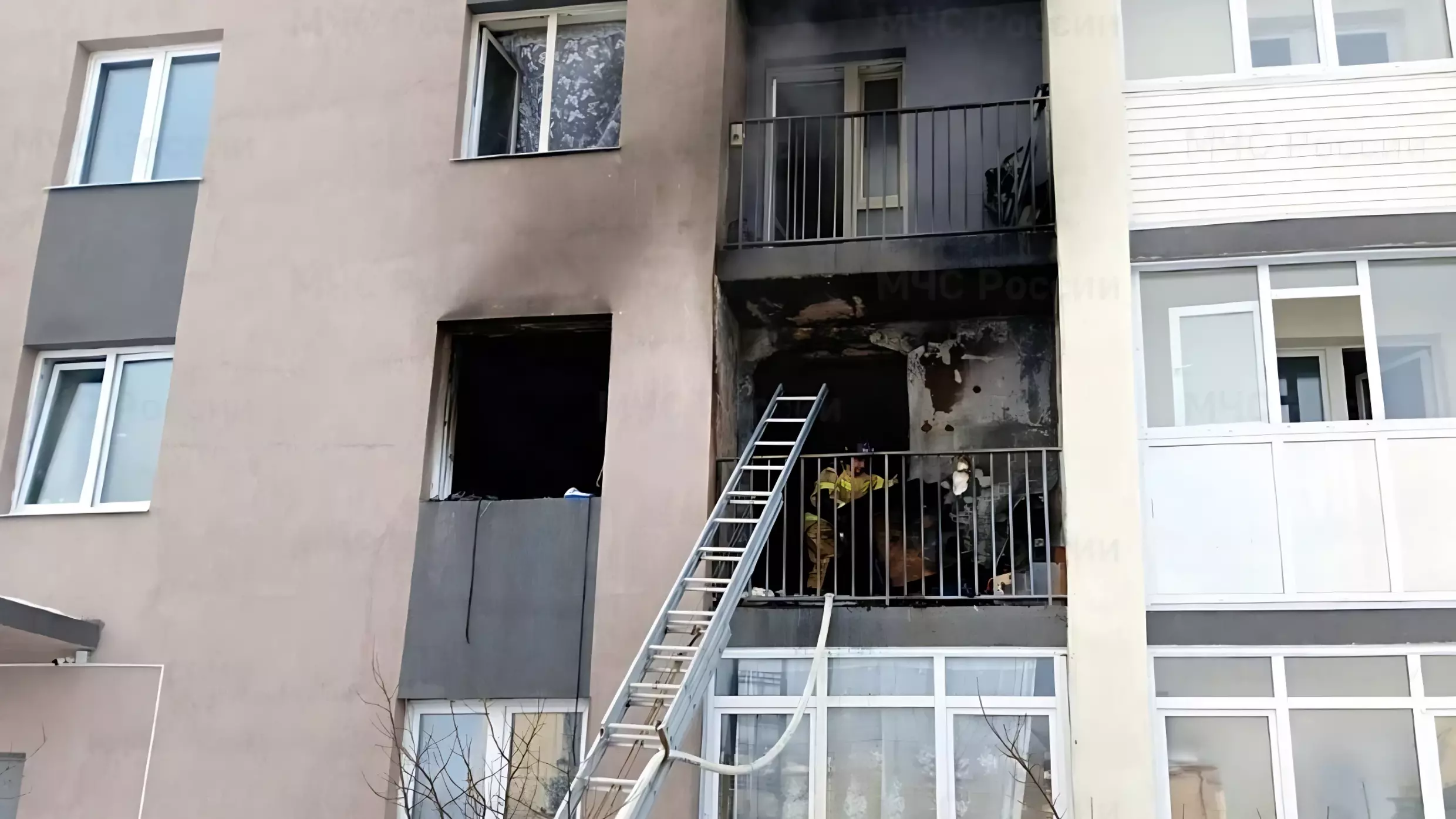 В Тобольске квартира загорелась после мощного хлопка