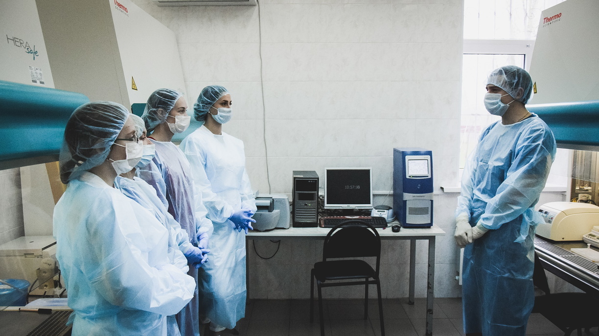 Администраторы поликлиник в Тюменской области общаются с пациентами лично.