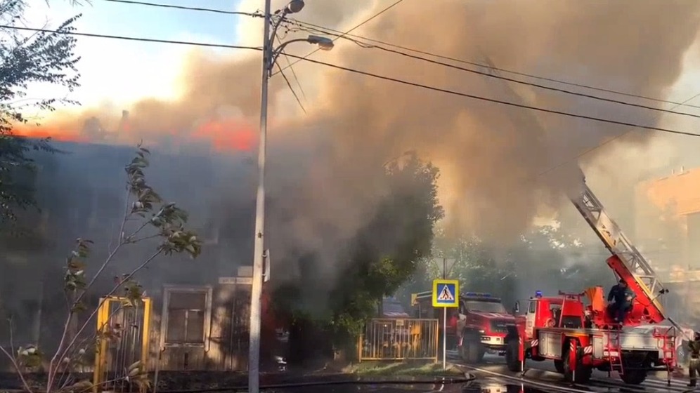 Деревянный дом выгорел на улице Казанской в Тюмени. Фото