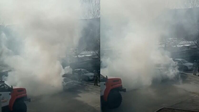 Дым от пожара заполонил площадку около дома в Тюмени. Фото