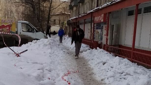 Неубранный снег на улице Малышева в Тюмени мешает пешеходам