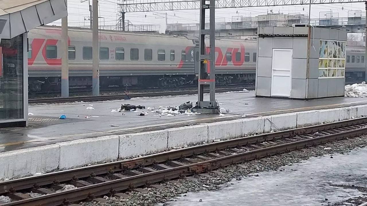 Гостей Тюмени возмутил грязный перрон железнодорожного вокзала