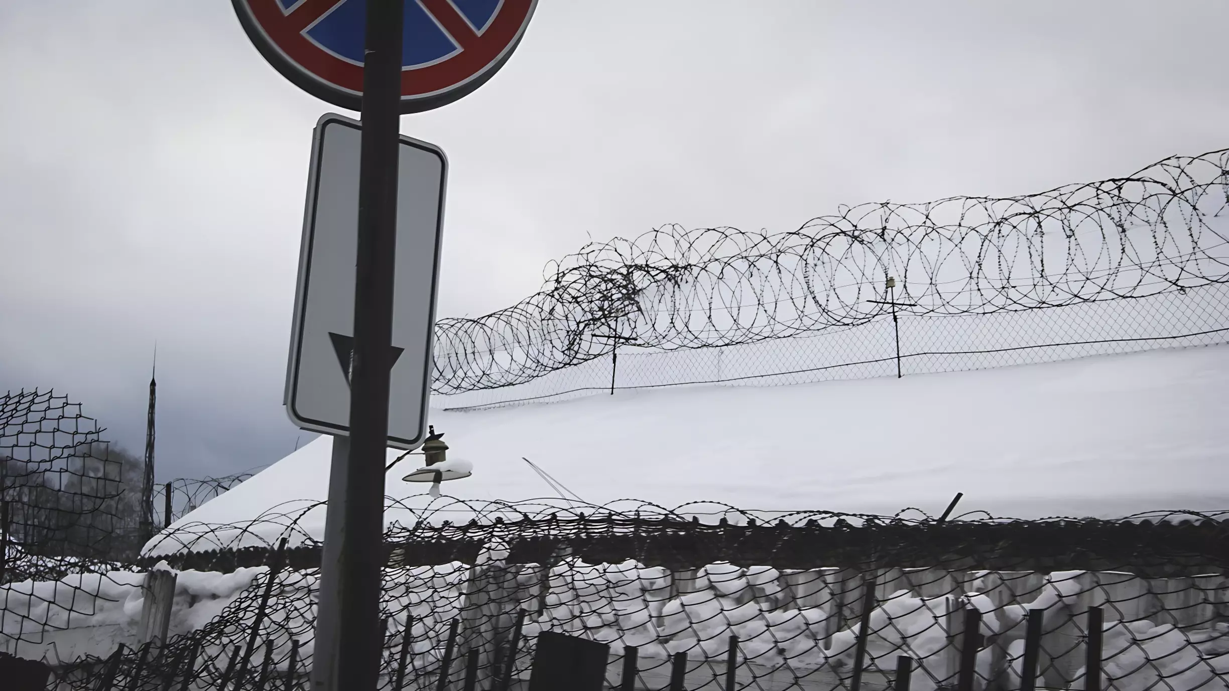 В Тюмени 47-летний преступник сбежал из колонии, перепрыгнув через забор