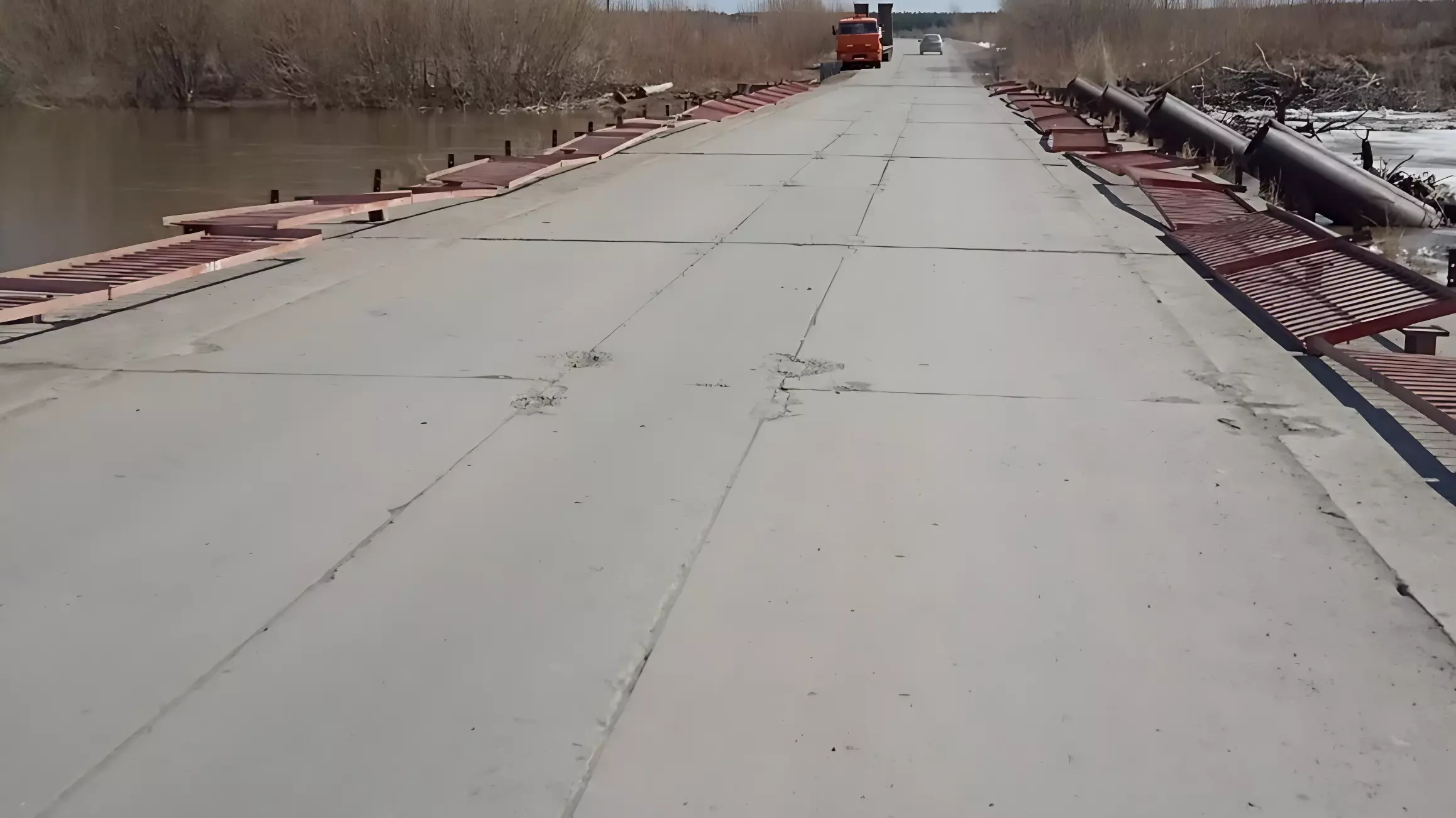 В Тюменской области на время паводка перекрыли один из мостов