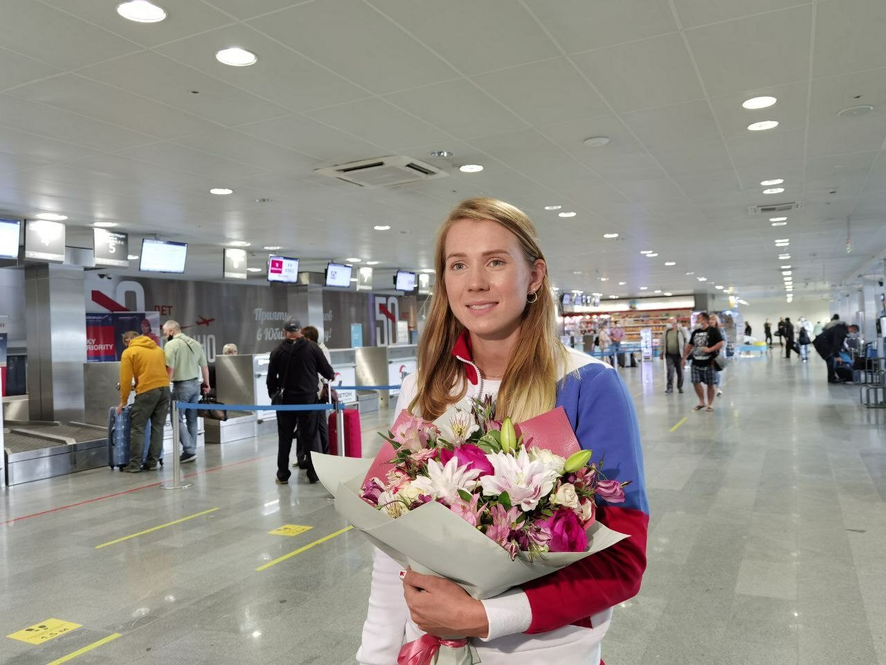 Тюменскую спортсменку Юлию Каплину встретили в аэропорту цветами