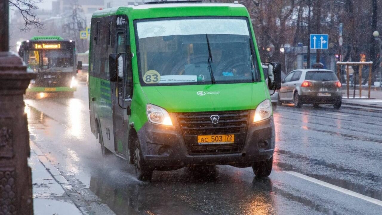 Автобусы в Тюмени начали работать по зимнему времени