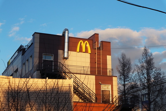 McDonalds прокомментировал инцидент с замерзающим тюменцем