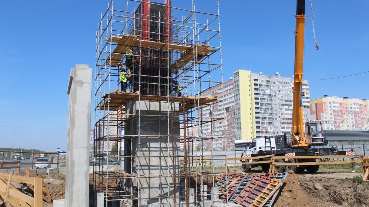 В Тюмени у ЖК «Колумб» строят второй этаж надземного пешеходного перехода