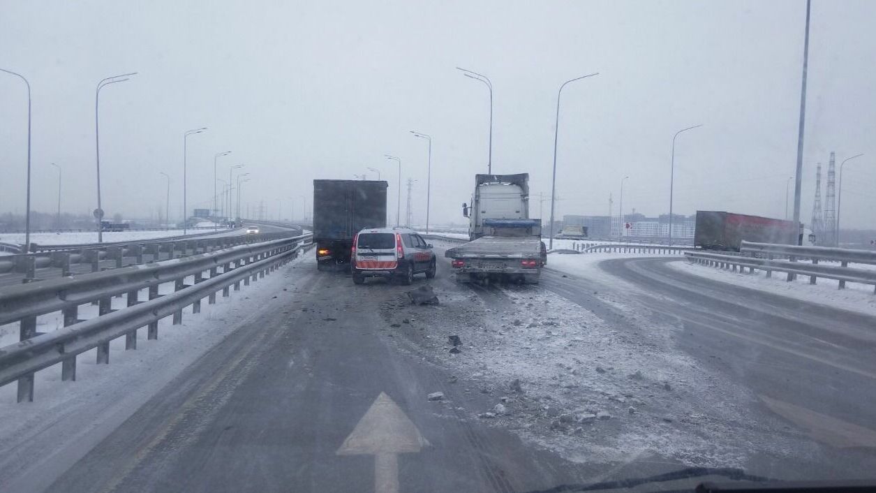 На Объездной дороге Тюмени из-за снегопада произошло ДТП и грузовика и Lada