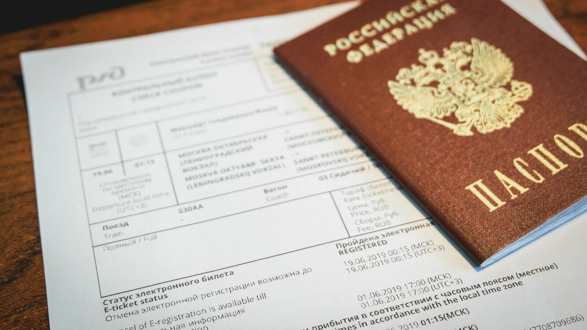 Губернатор Александр Моор вручил первые паспорта тюменцам