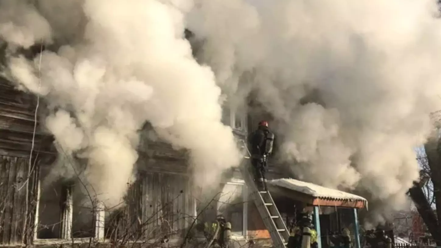 Клубы дыма и языки пламени: в Тюмени загорелся деревянный многоквартирный дом