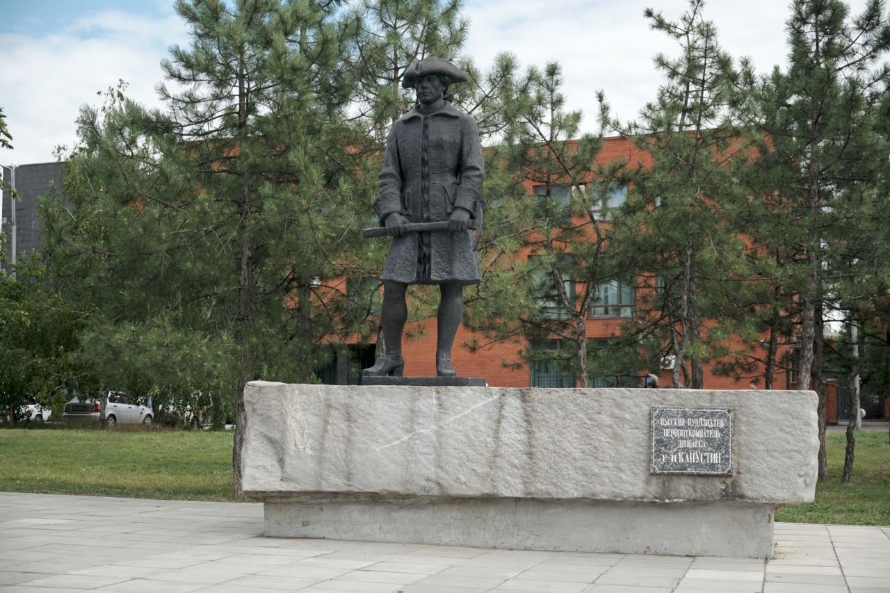 Памятники Георгию Капустину стоят во многих городах России и Донбасса