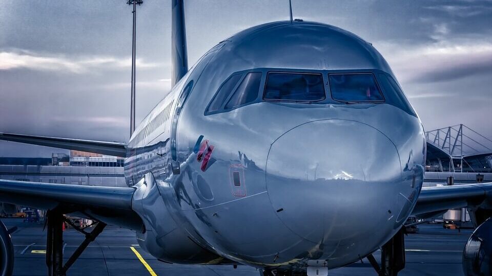 Пассажиру стало плохо: Самолет авиакомпании UTair экстренно сел в Рощино