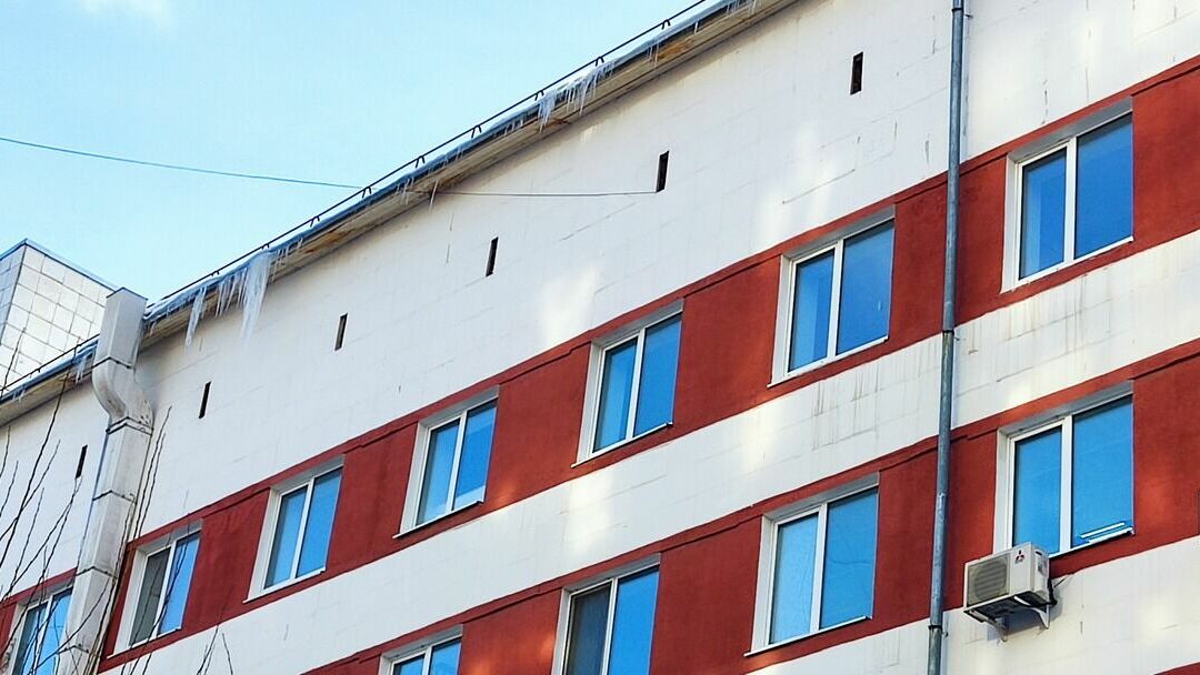 Тюменец предупредил о большом количестве сосулек на крышах домов по улице Энергетиков