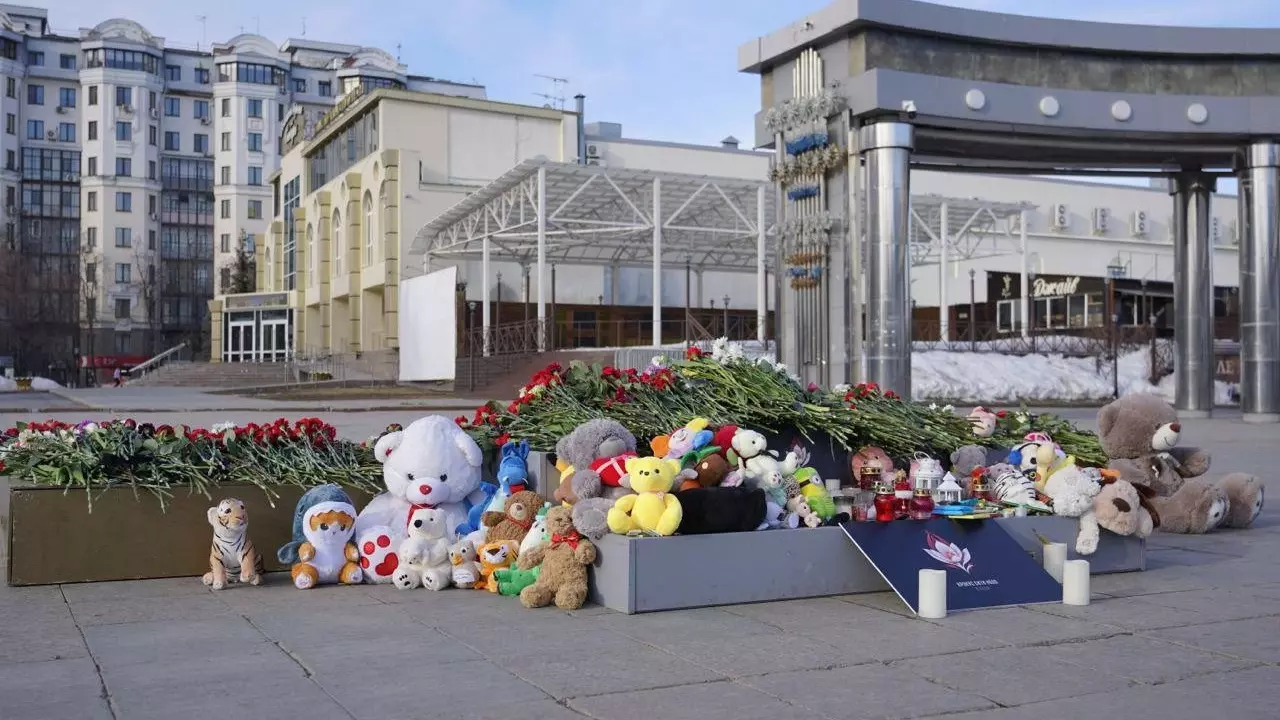 Тюменцы продолжают приносить цветы на мемориал памяти погибших в «Крокусе»