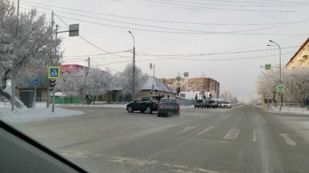 В Тюмени на улице Ямской легковушка въехала в дорогой внедорожник