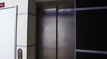 В доме ЖК Ново-Патрушево с 9 этажа сорвался лифт. В нем ехала 14-летняя тюменка