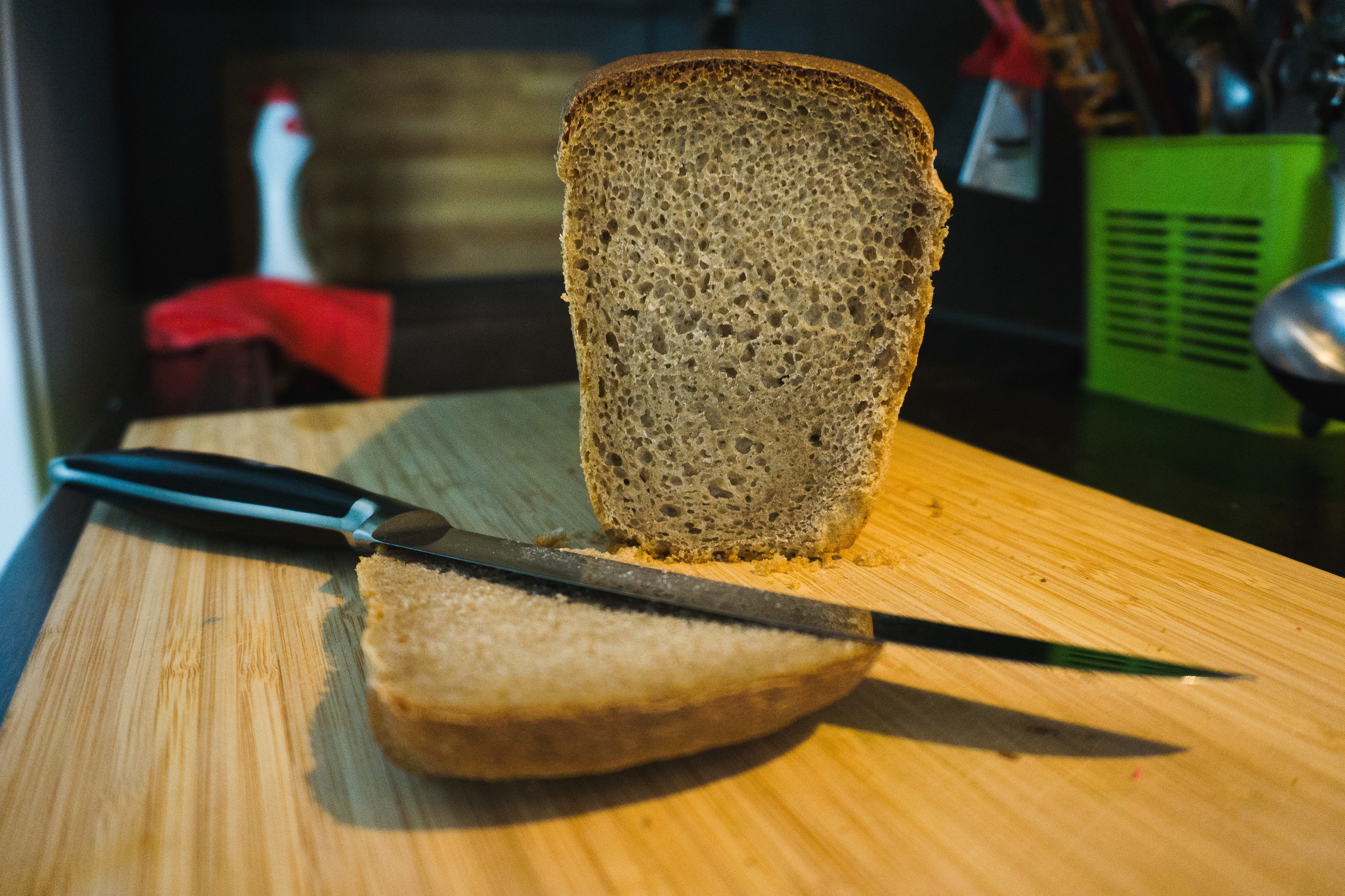 Жительница Тобольска обнаружила в хлебе червя