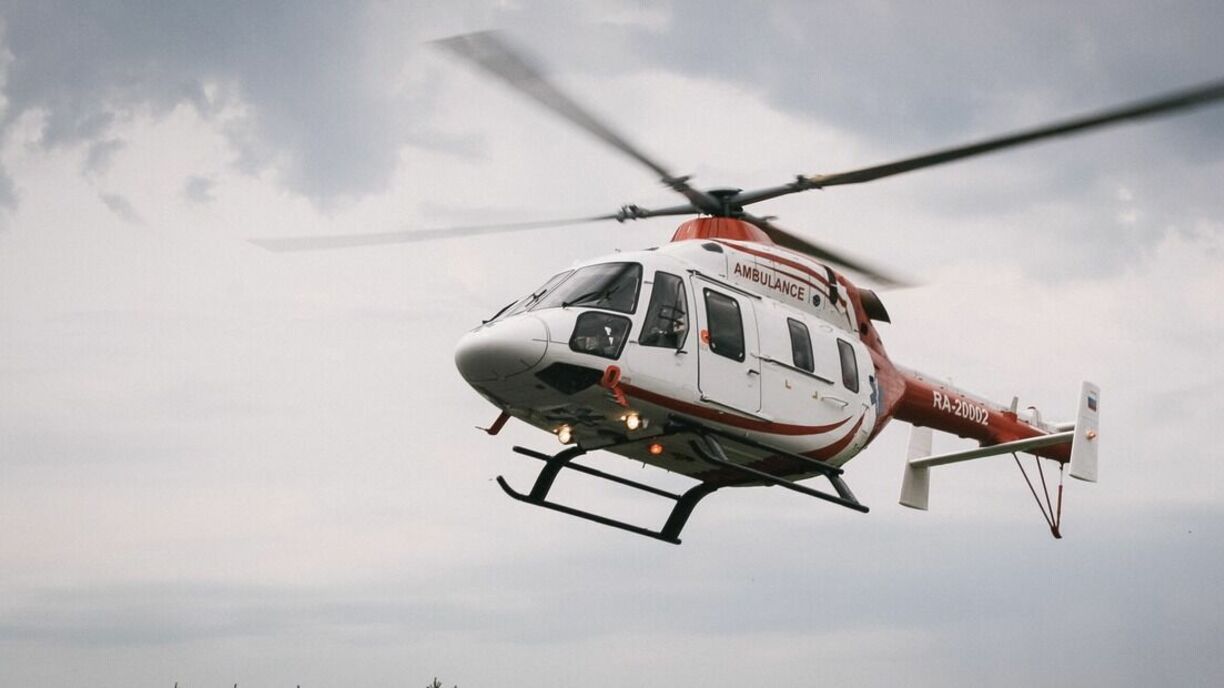 В Югре на трассу сел вертолет для спасения пострадавших. Одна девочка скончалась