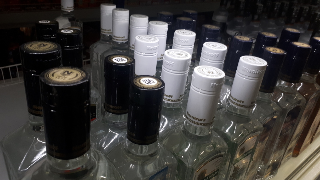 В Тюмени обнаружили 40 тысяч бутылок поддельной водки