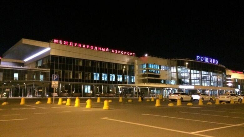 Пьяный пассажир устроил дебош в тюменском аэропорту и сломал стол в отделе полиции