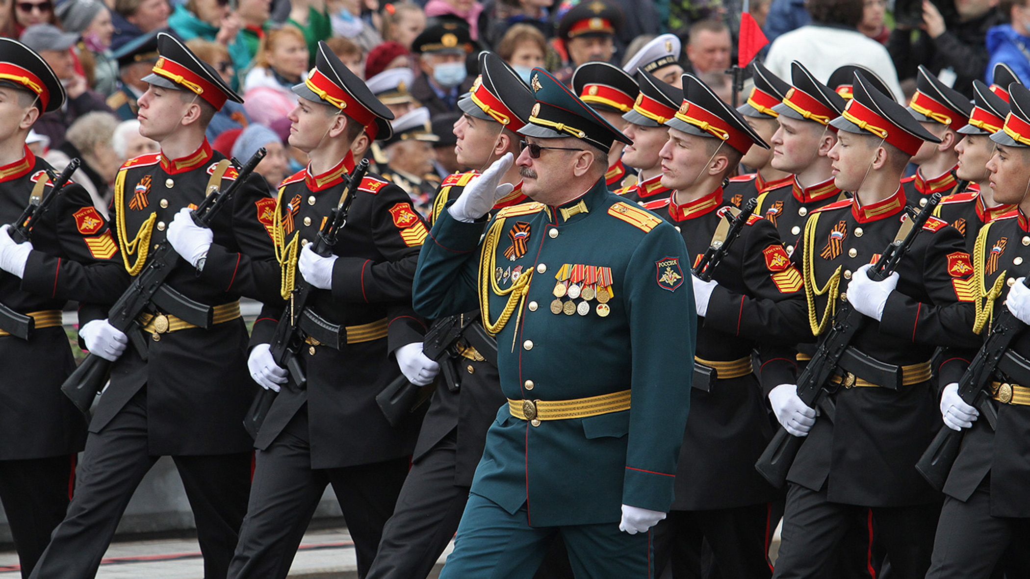 Тюмень встречает 9 мая шествием «Бессмертного полка» и концертами во дворах ветеранов