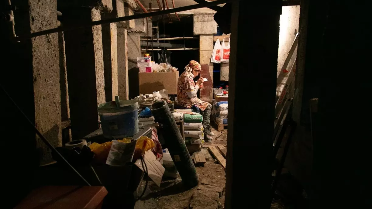 Общежитие в подвале. Жители дома в Тюмени рассказали о необычном соседстве