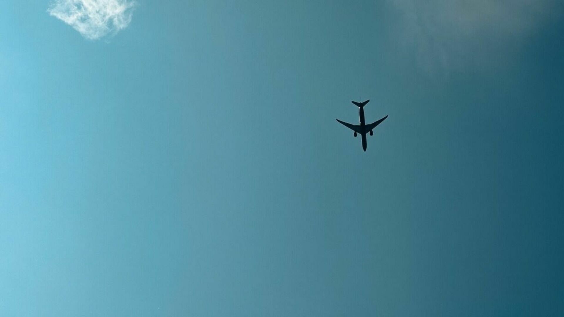 В Тобольске пассажирский самолет почти час не мог приземлиться из-за погоды