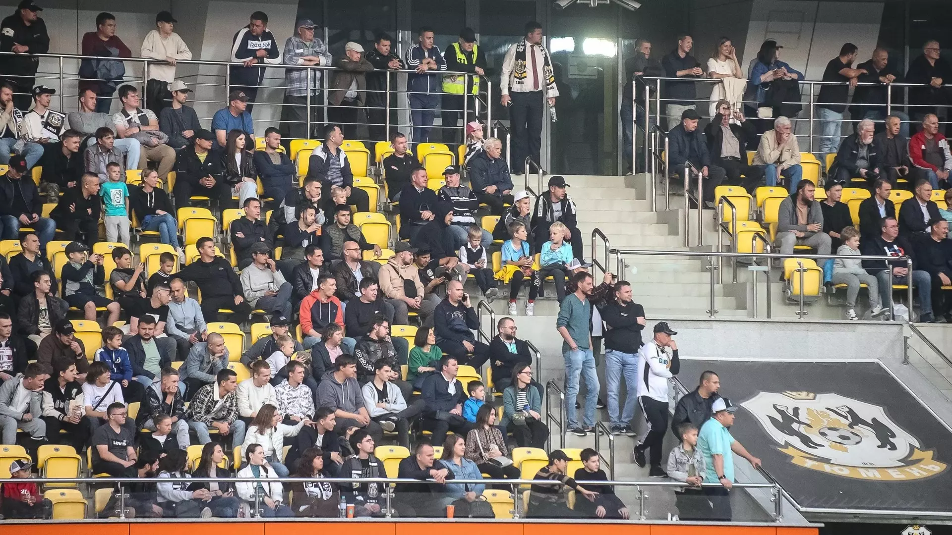 На матч с ФК "Родина" в Тюмени собралось 3500 зрителей.