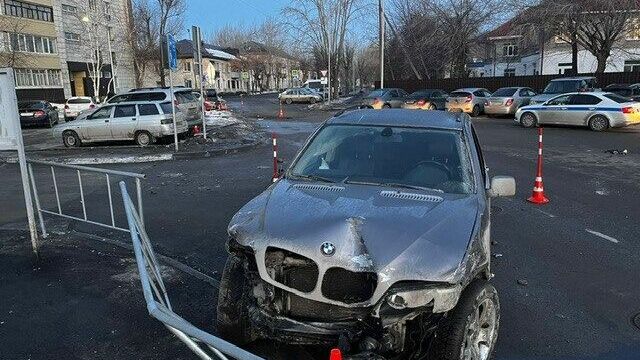 В Тюмени водитель BMW разбил 9 автомобилей на улице Волгоградской