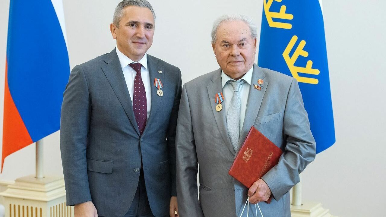 Губернатор поздравил с 85-летием почетного нефтяника Тюменской области