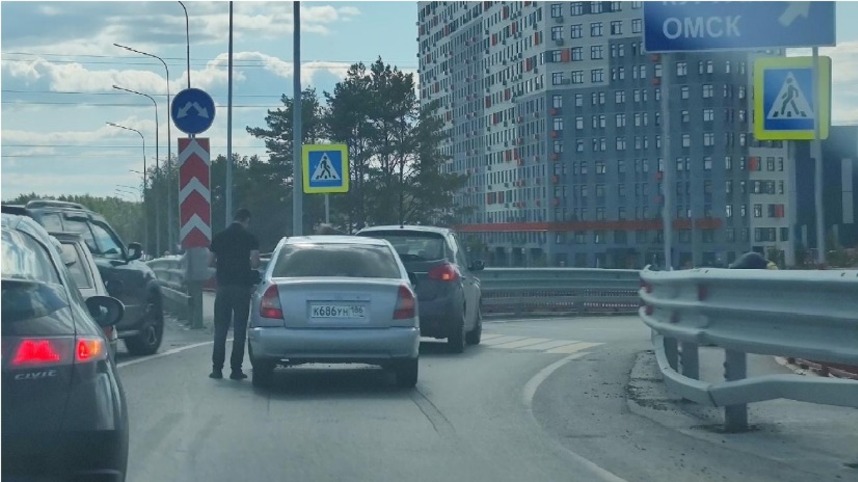 Из-за аварии на Московском тракте перекрыт выезд на объездную дорогу Тюмени. Фото