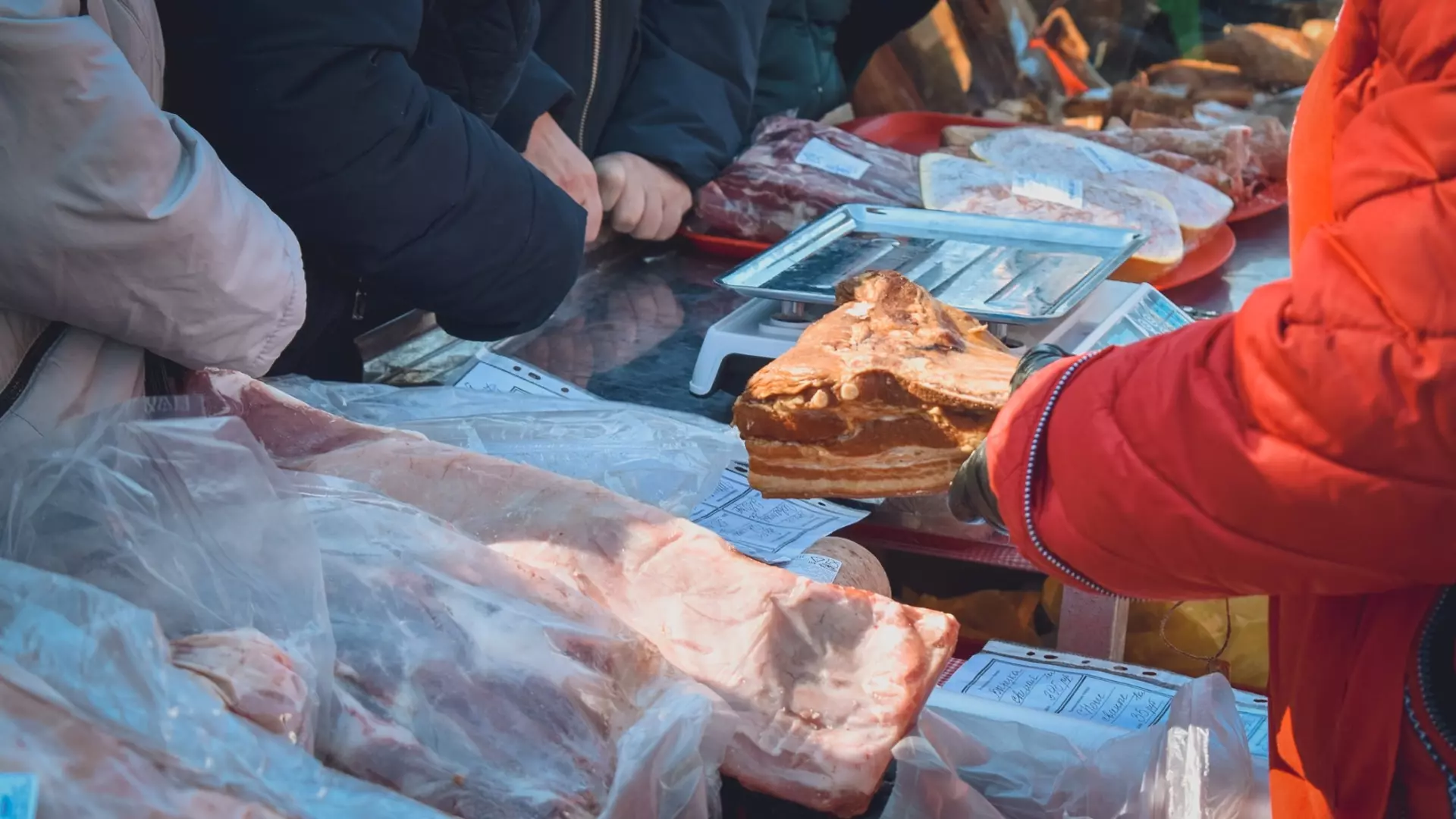 Жители Тюмени скупают на продовольственной ярмарке рыбу, мясо и яйца