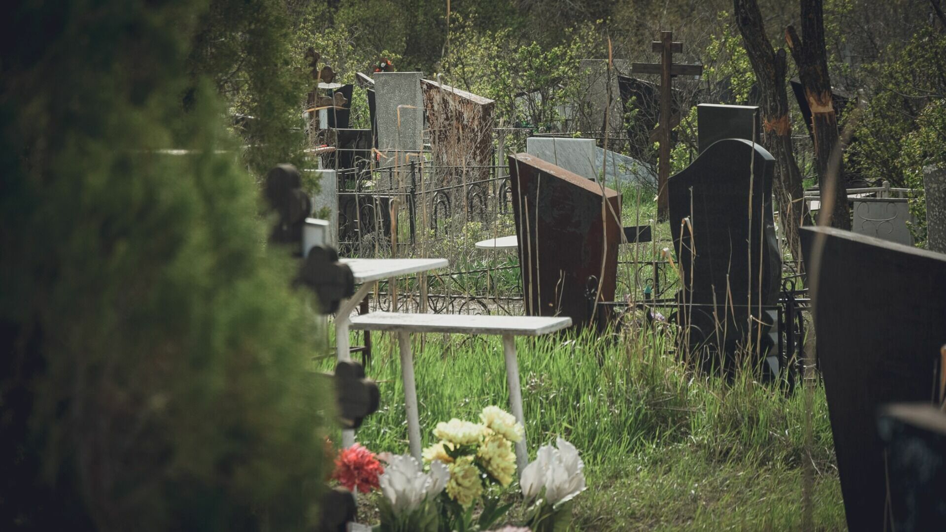 На тюменском кладбище неизвестные устроили свалку 