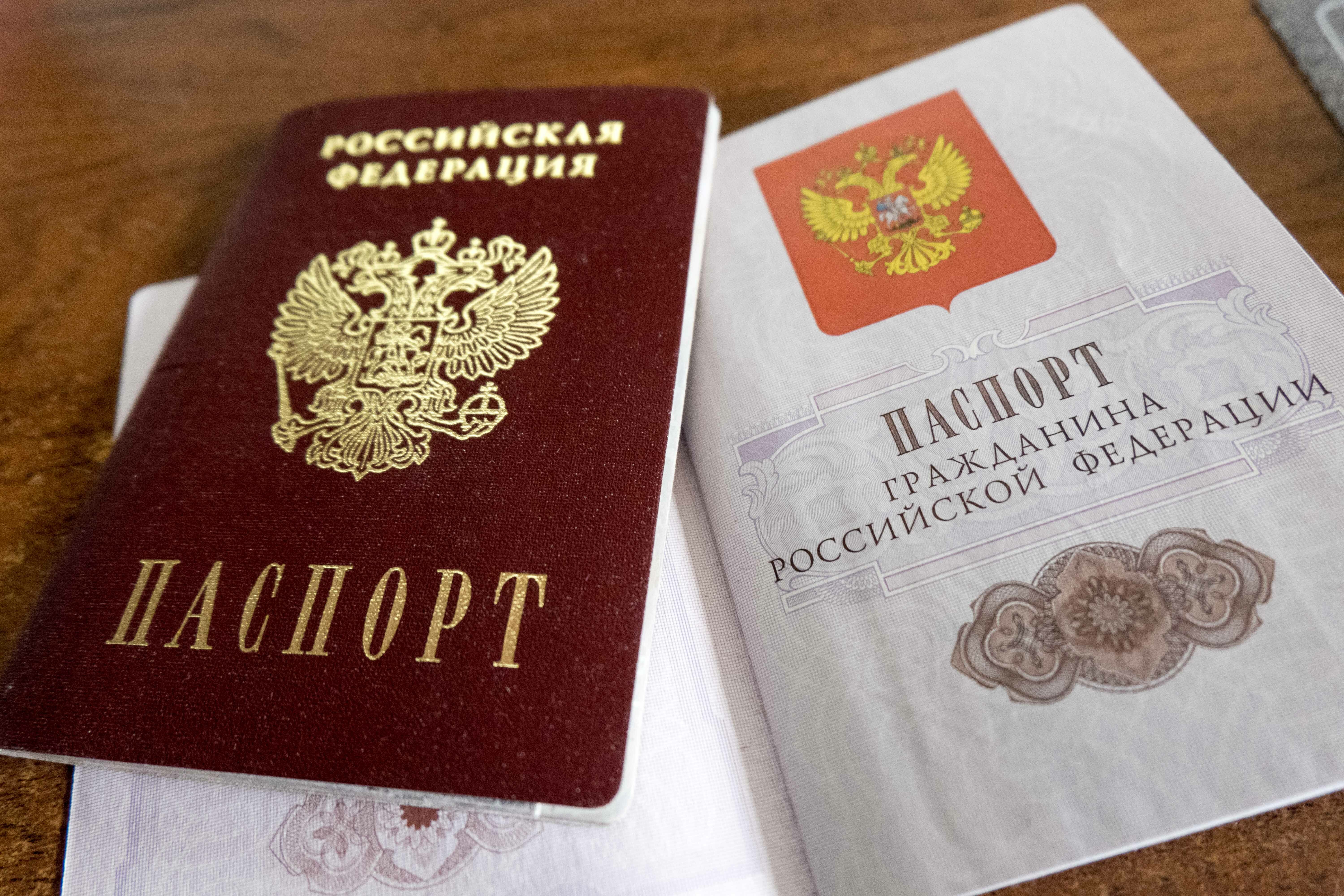 В России из-за COVID-19 продлили действие паспортов.