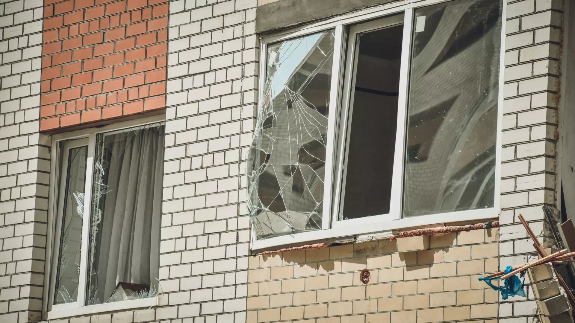 Жители пятиэтажки в Тобольске, пострадавшей от взрыва газа, возвращаются домой