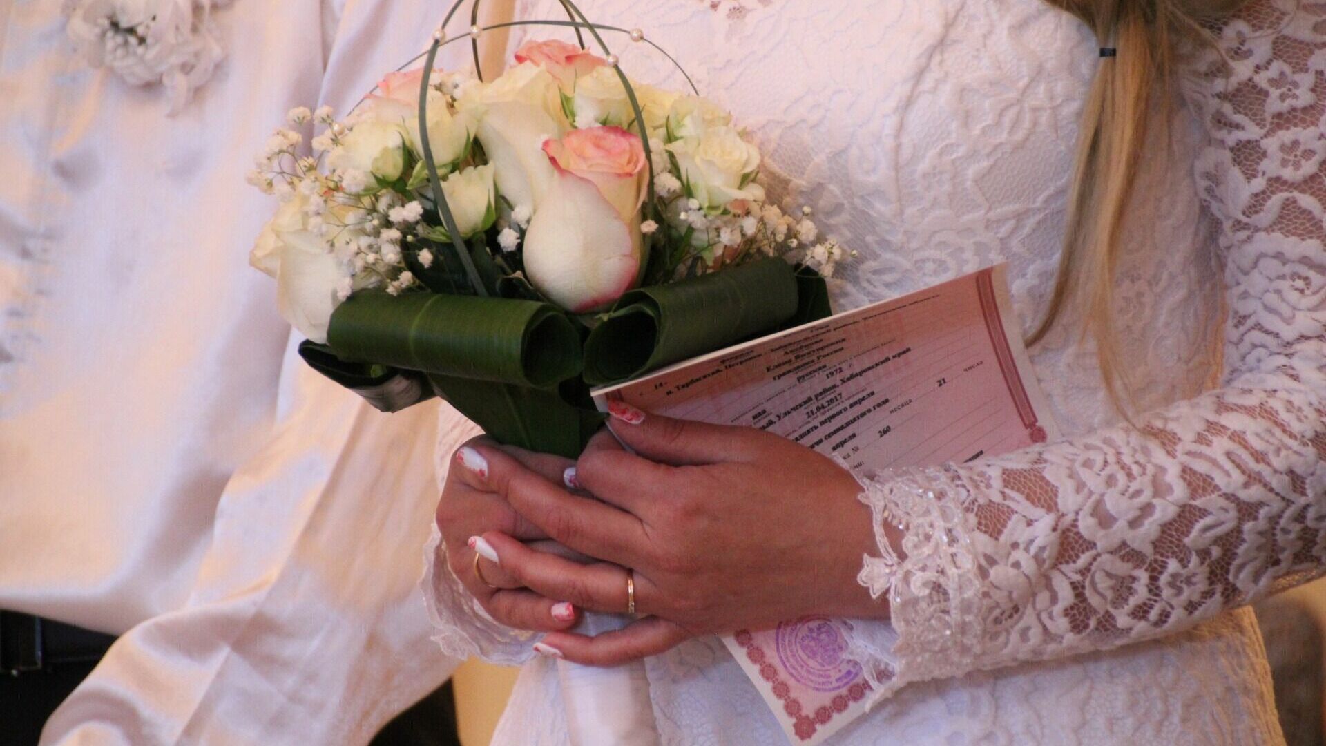 В Тюменской области супружеские пары получили выплату от губернатора в честь юбилея