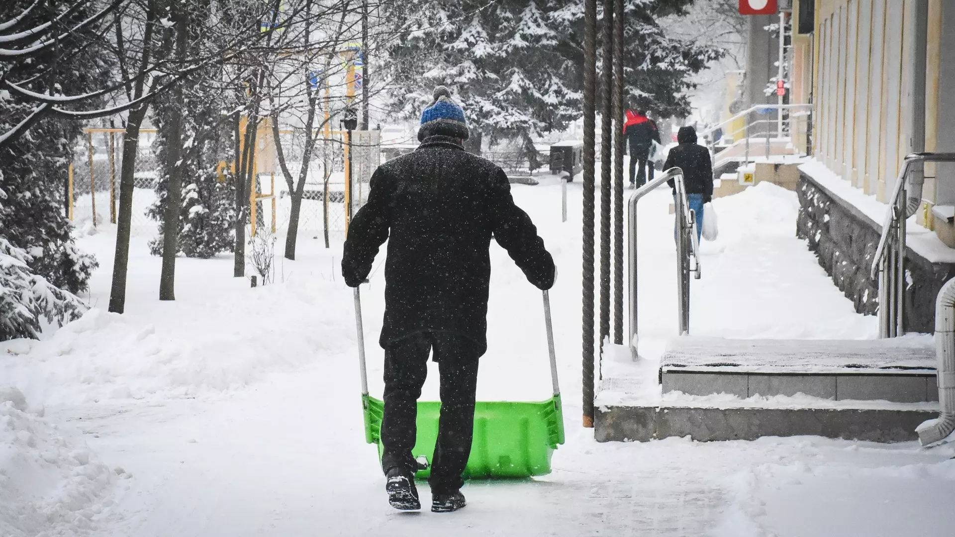 Тюменцы пытаются заработать на снегопаде