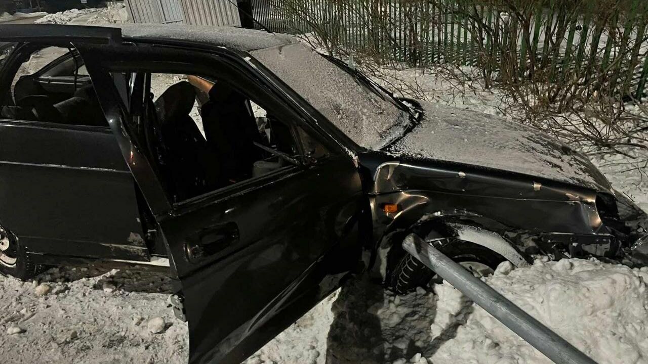 В Тюменской области погоня за водителем-бесправником закончилась ДТП