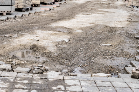 В Тюмени продолжают ремонт большого двора на 50 лет ВЛКСМ