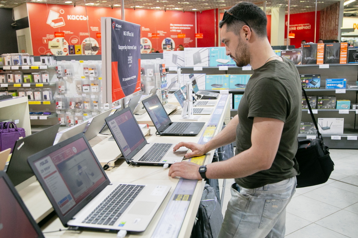 Тюменцы начали массово покупать электронику, на которую магазины срочно меняют цены
